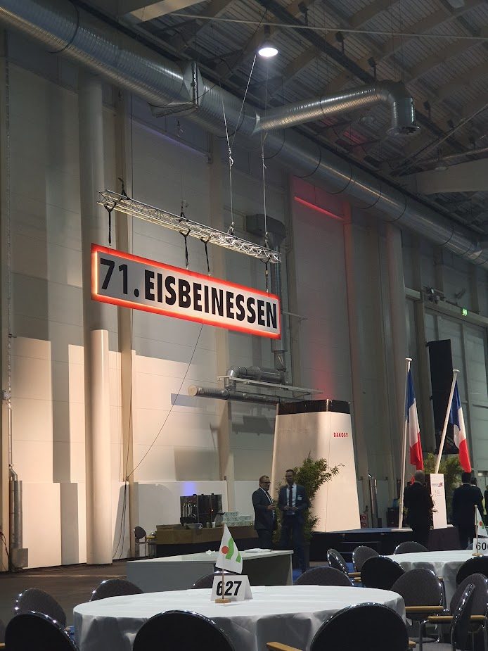 71. Eisbeinessen — Event Hall
